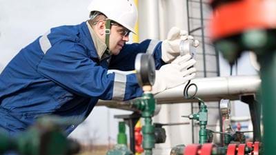 UK workers set to benefit from ‘energy skills passport’ backed by oil, gas, and wind industries 